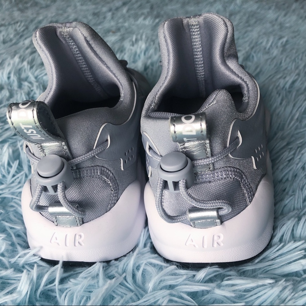 Grey Nike Air Huaraches Sz. 7 (Worn once) - Picture 4 of 7